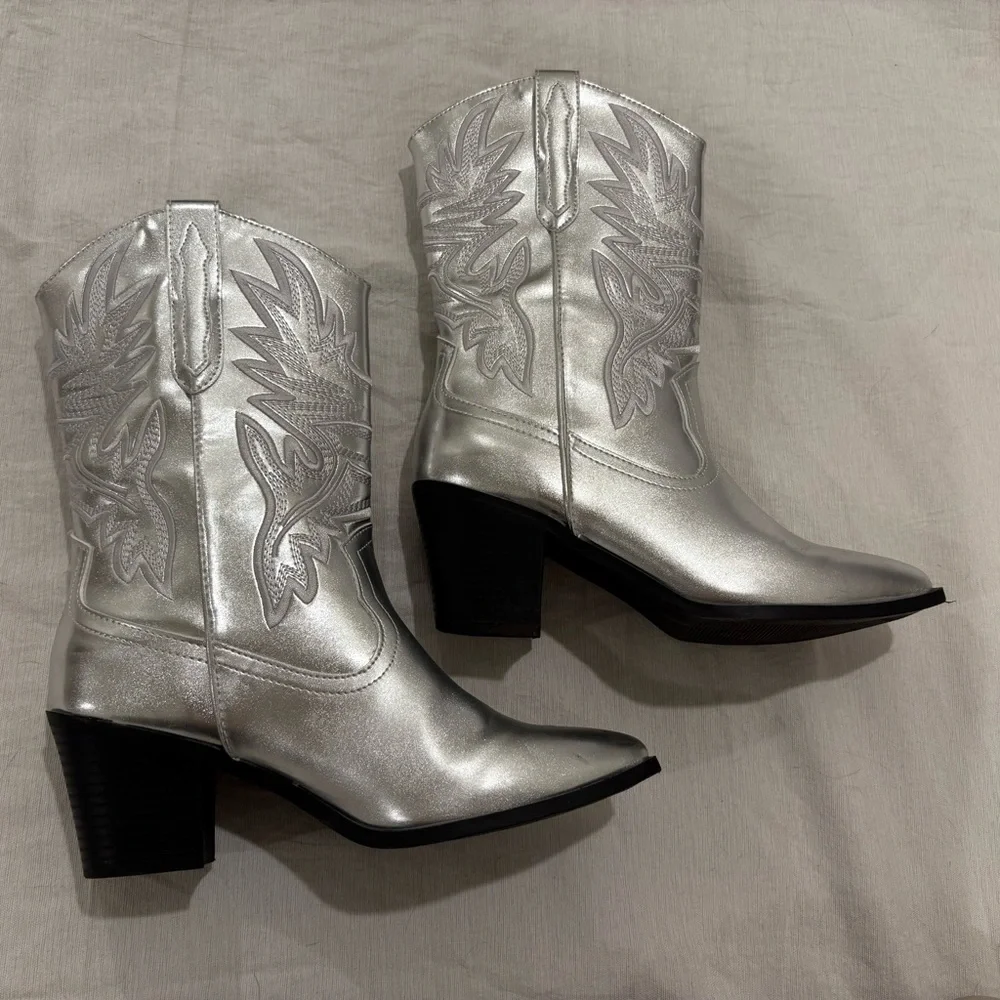 Forever 21 Silver Western Boots - Picture 1 of 4